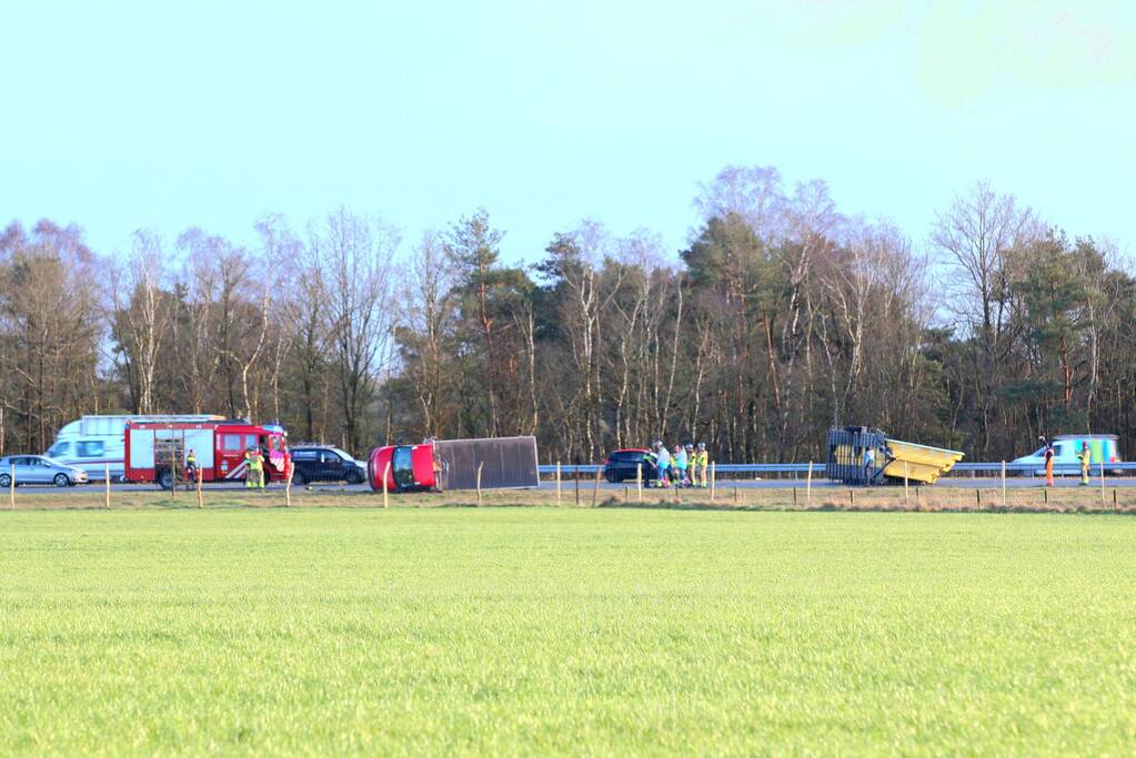 Zwembad belandt op snelweg bij verkeersongeval