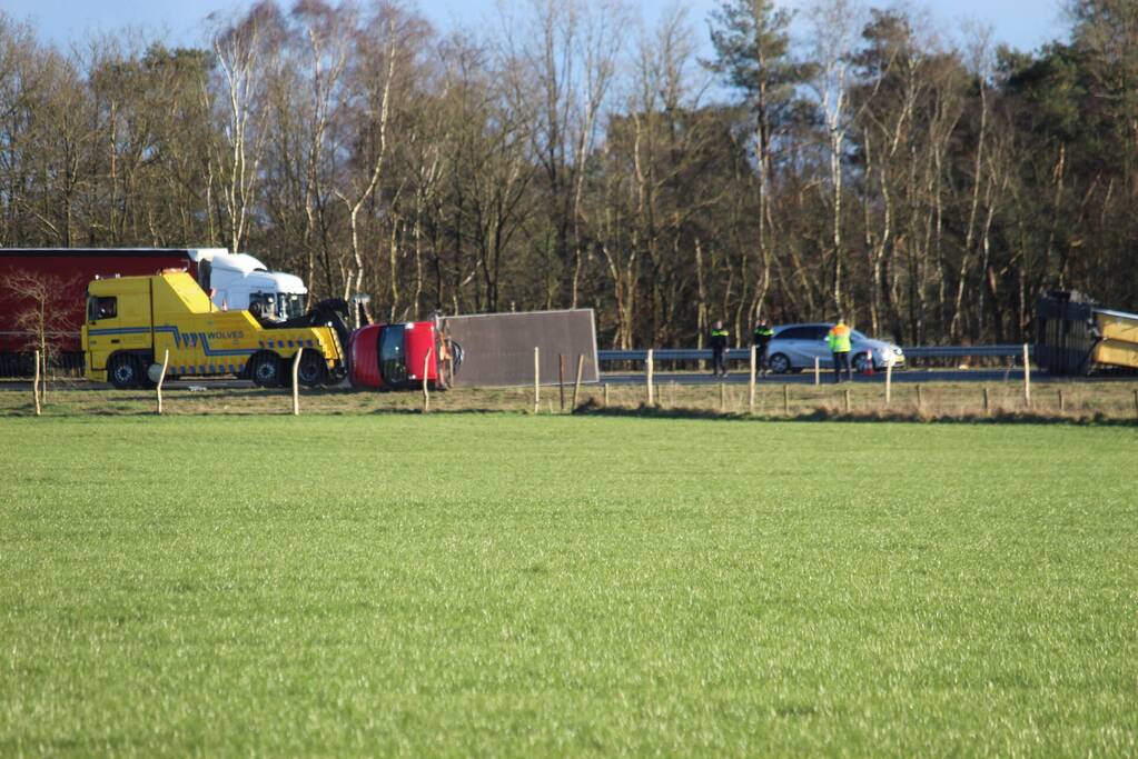 Zwembad belandt op snelweg bij verkeersongeval