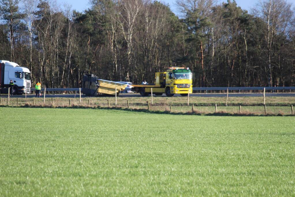 Zwembad belandt op snelweg bij verkeersongeval