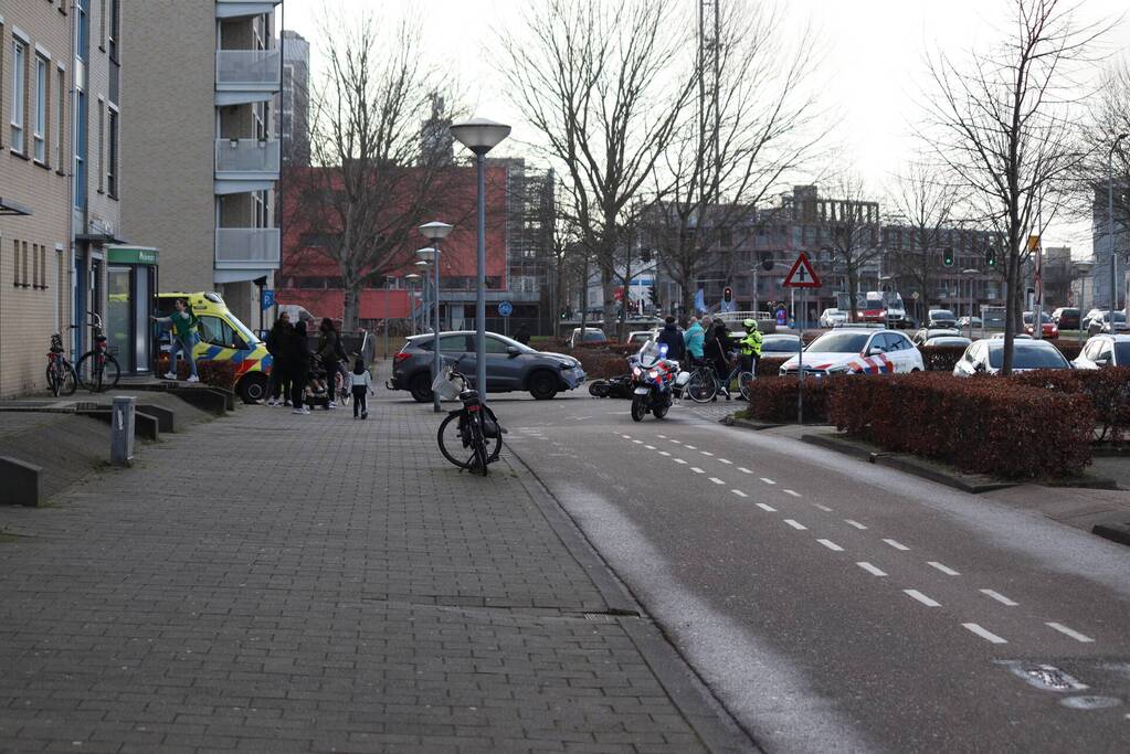Scooterrijdster gewond bij botsing met auto