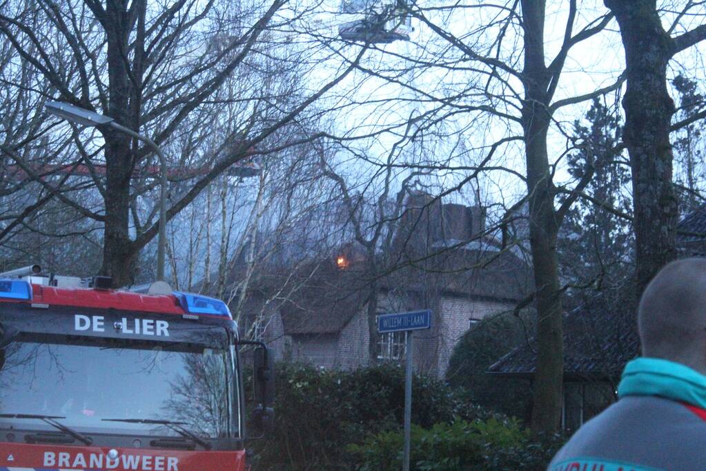 Zeer grote brand in woning met rieten dak