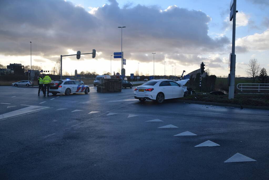 Enorme ravage na botsing met aanhangwagen