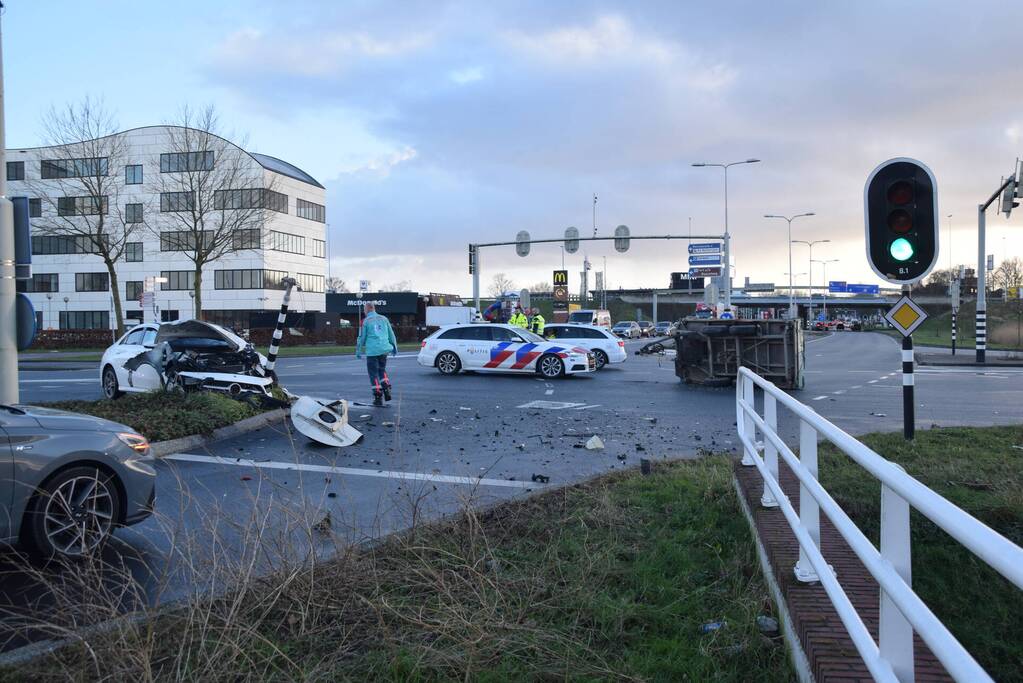 Enorme ravage na botsing met aanhangwagen