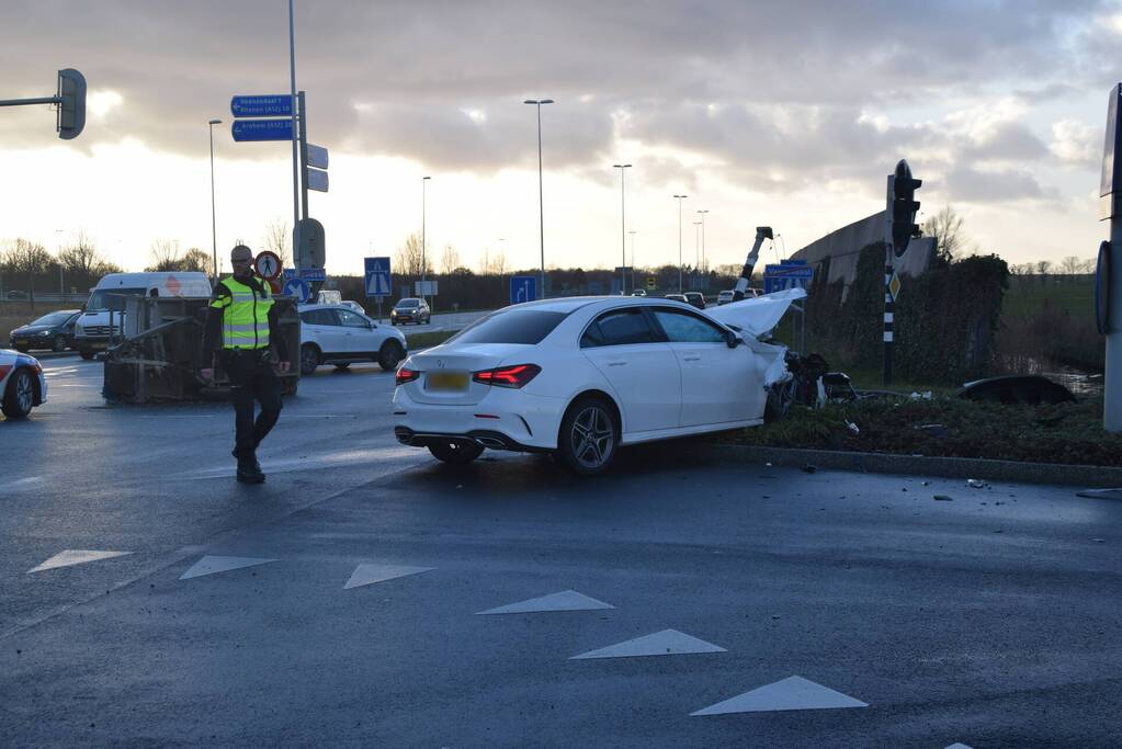 Enorme ravage na botsing met aanhangwagen