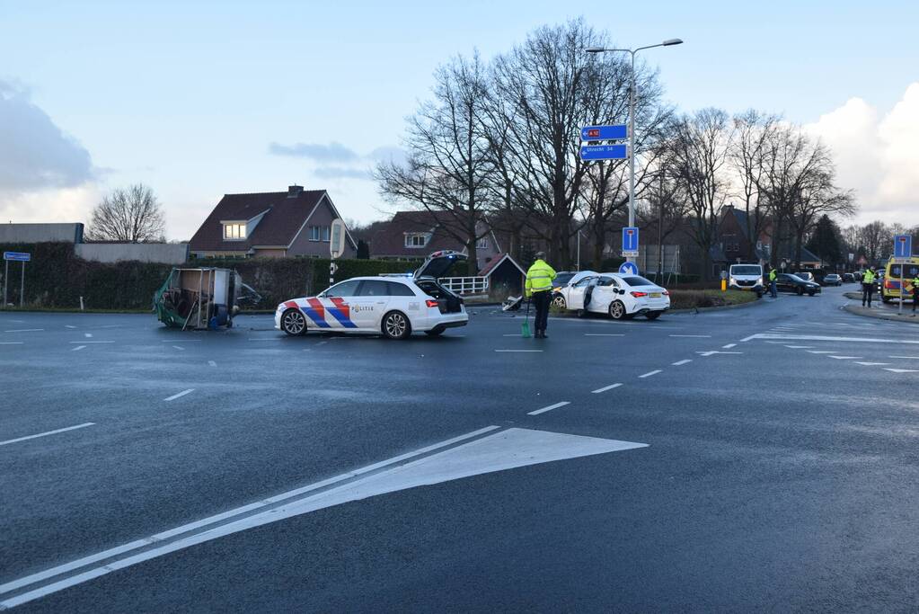 Enorme ravage na botsing met aanhangwagen