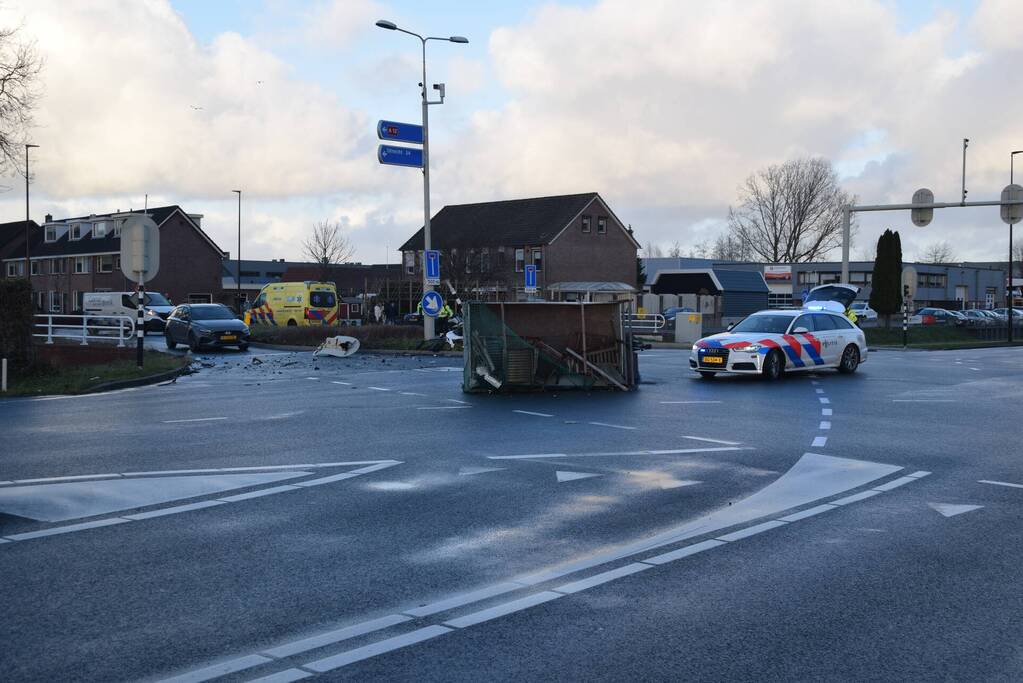 Enorme ravage na botsing met aanhangwagen