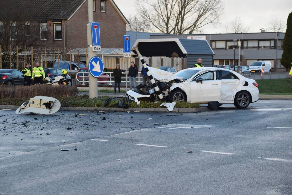 Enorme ravage na botsing met aanhangwagen