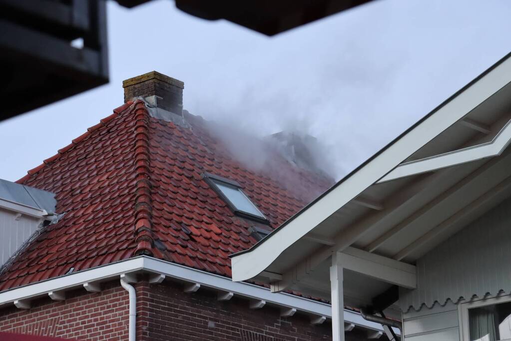 Veel rook bij brand op zolder