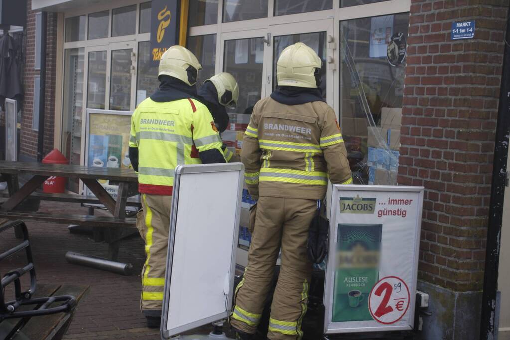 Auto zorgt voor schade aan koffiewinkel