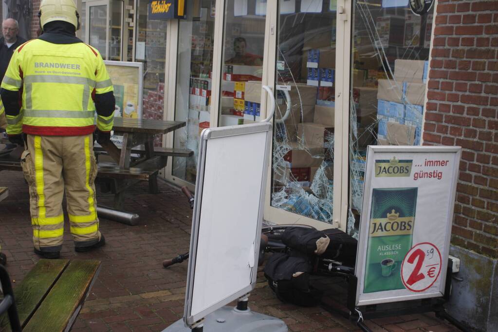 Auto zorgt voor schade aan koffiewinkel