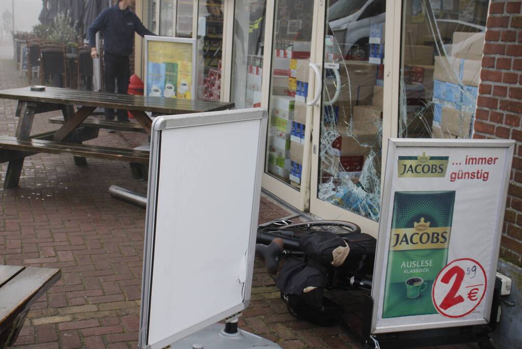 Auto zorgt voor schade aan koffiewinkel