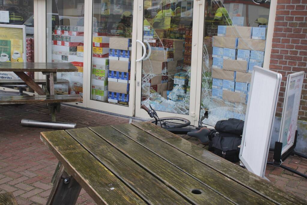 Auto zorgt voor schade aan koffiewinkel