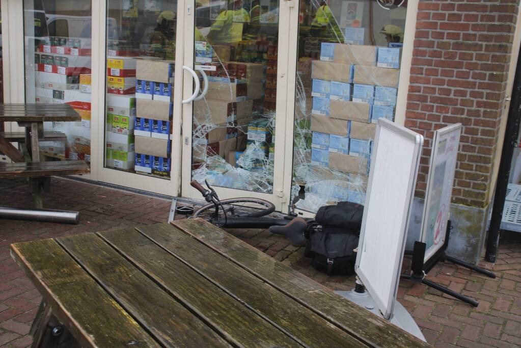 Auto zorgt voor schade aan koffiewinkel