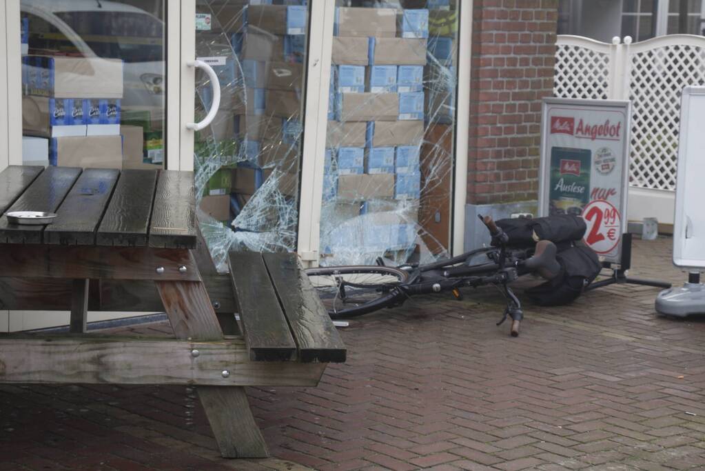 Auto zorgt voor schade aan koffiewinkel