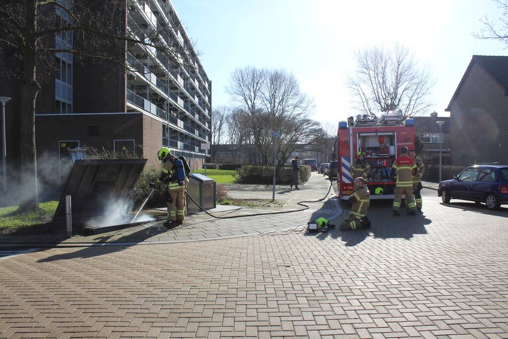 Veel rook bij brand in ondergrondse container