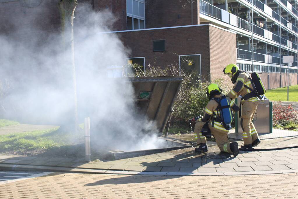 Veel rook bij brand in ondergrondse container