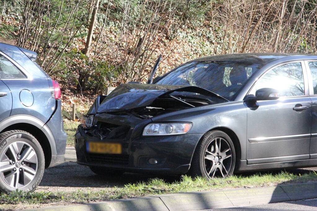 Auto's zwaarbeschadigd bij kop-staartbotsing