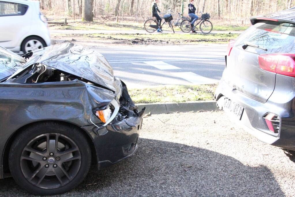 Auto's zwaarbeschadigd bij kop-staartbotsing