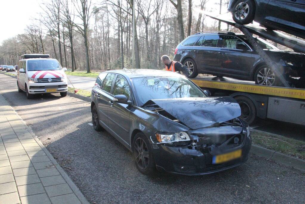 Auto's zwaarbeschadigd bij kop-staartbotsing