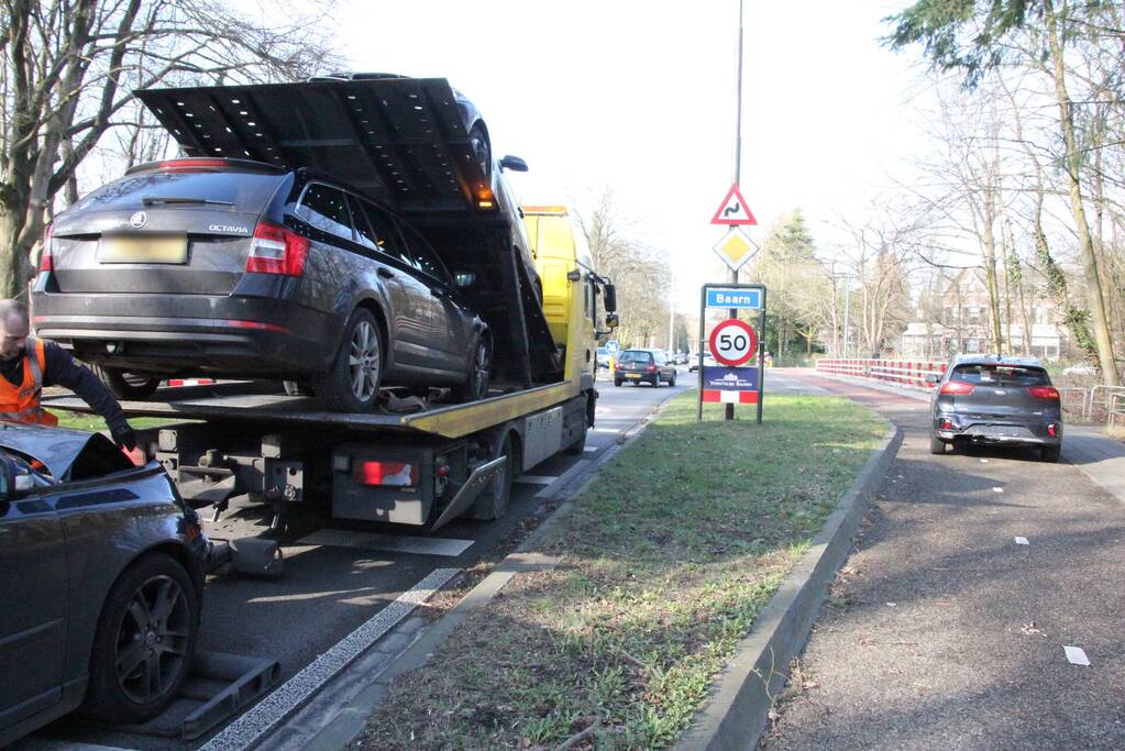 Auto's zwaarbeschadigd bij kop-staartbotsing