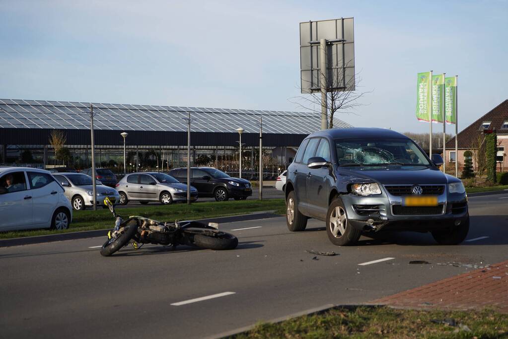 Motorrijder gewond bij botsing met auto
