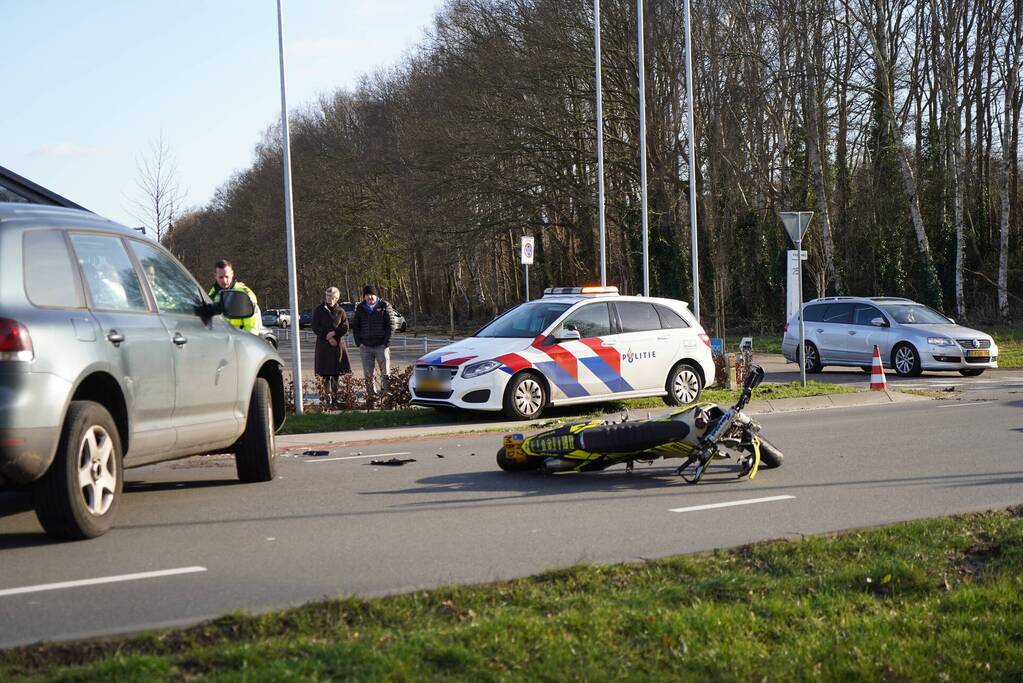 Motorrijder gewond bij botsing met auto