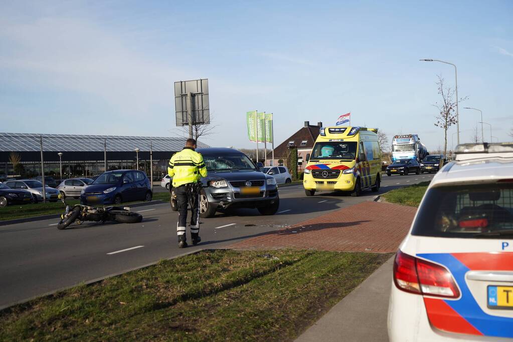 Motorrijder gewond bij botsing met auto