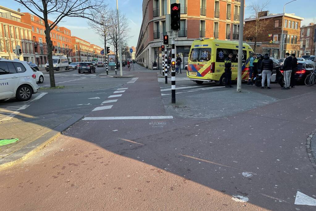 Scooterrijder aangereden door personenauto