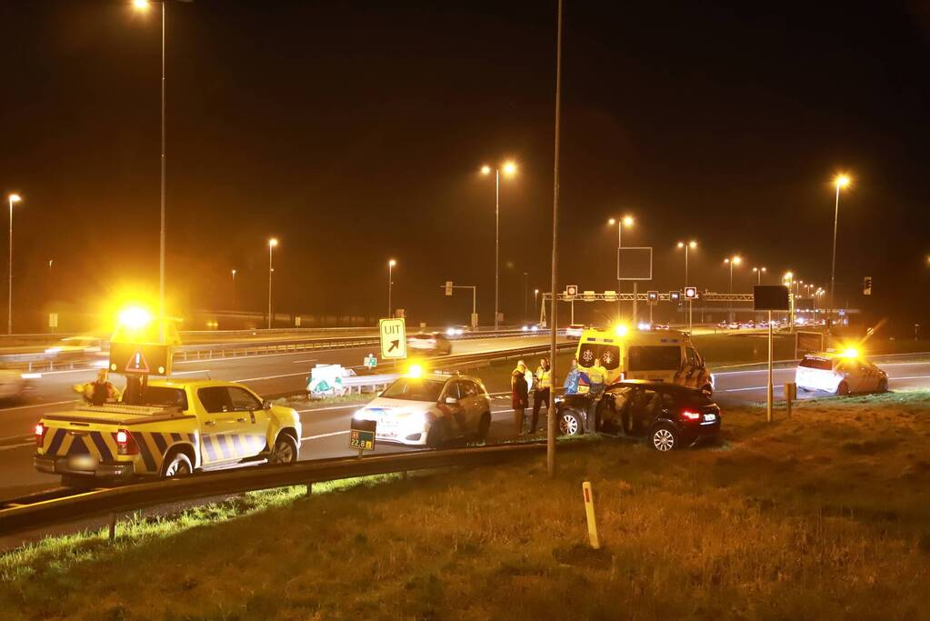 Auto crasht tegen vangrail