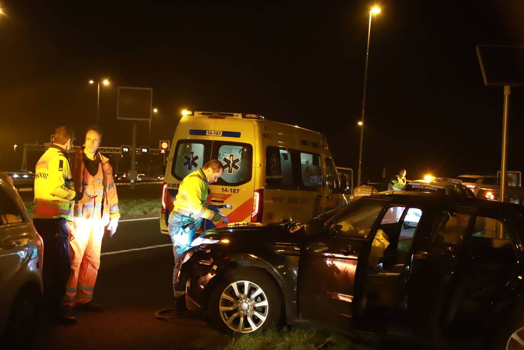 Auto crasht tegen vangrail