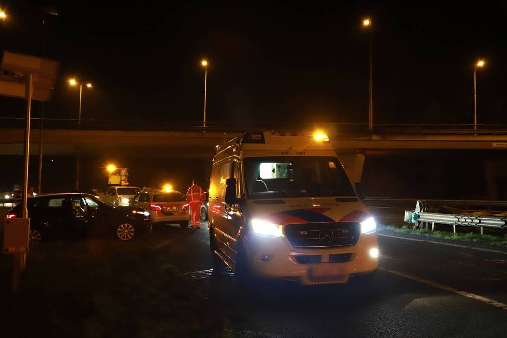 Auto crasht tegen vangrail