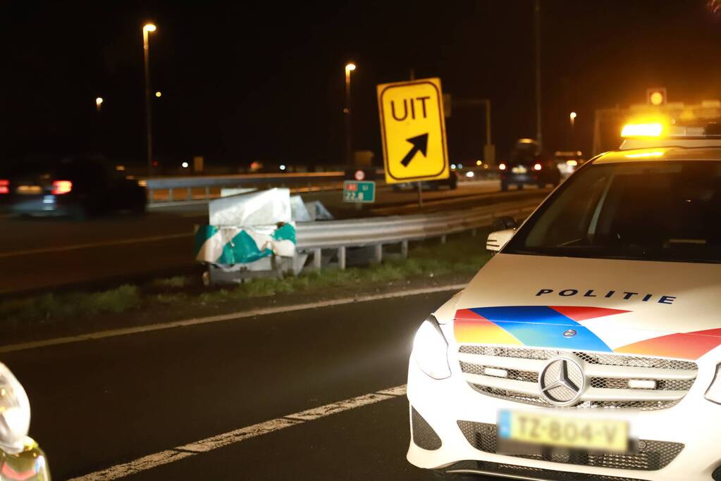 Auto crasht tegen vangrail