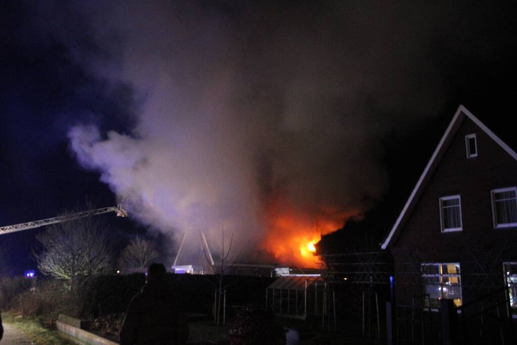 Flinke vlammen vanwege brand in dak van woning