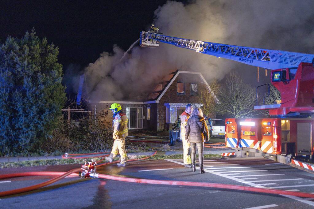 Flinke vlammen vanwege brand in dak van woning