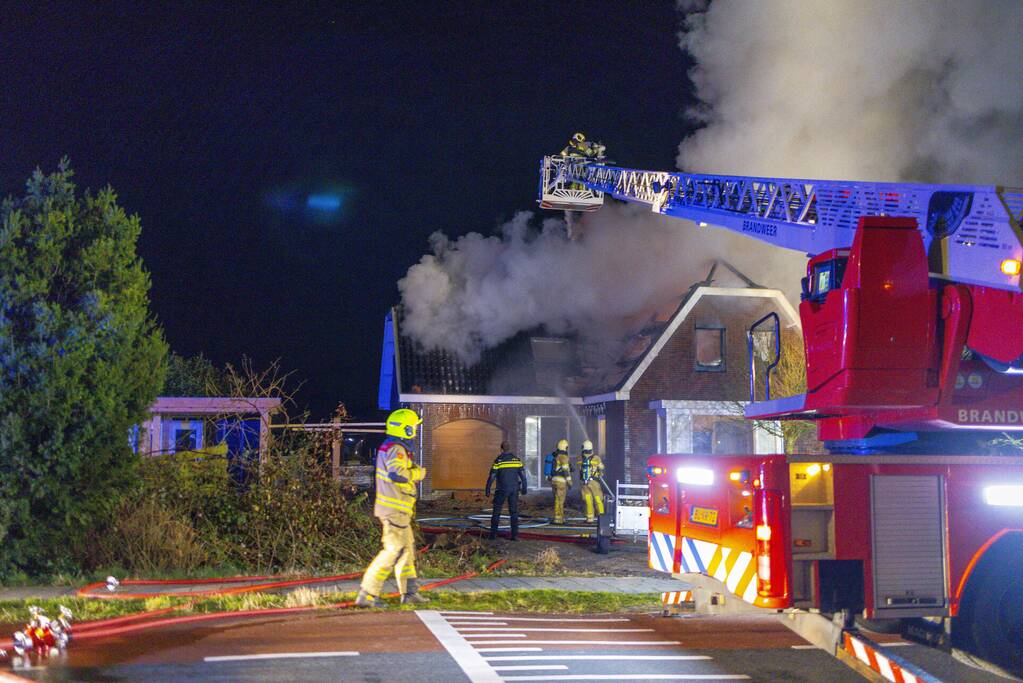 Flinke vlammen vanwege brand in dak van woning