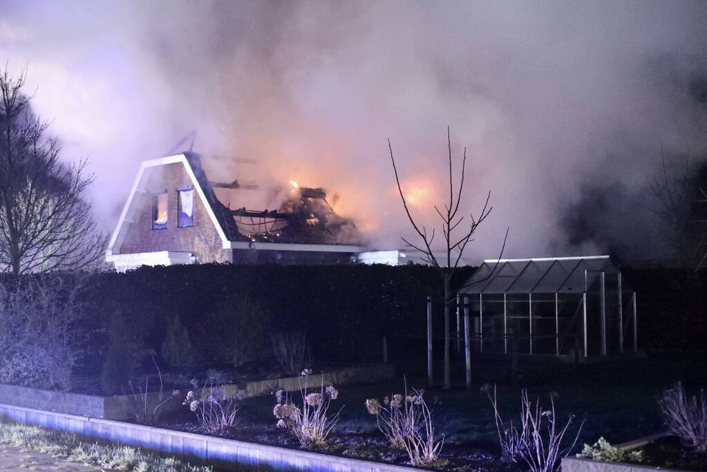 Flinke vlammen vanwege brand in dak van woning