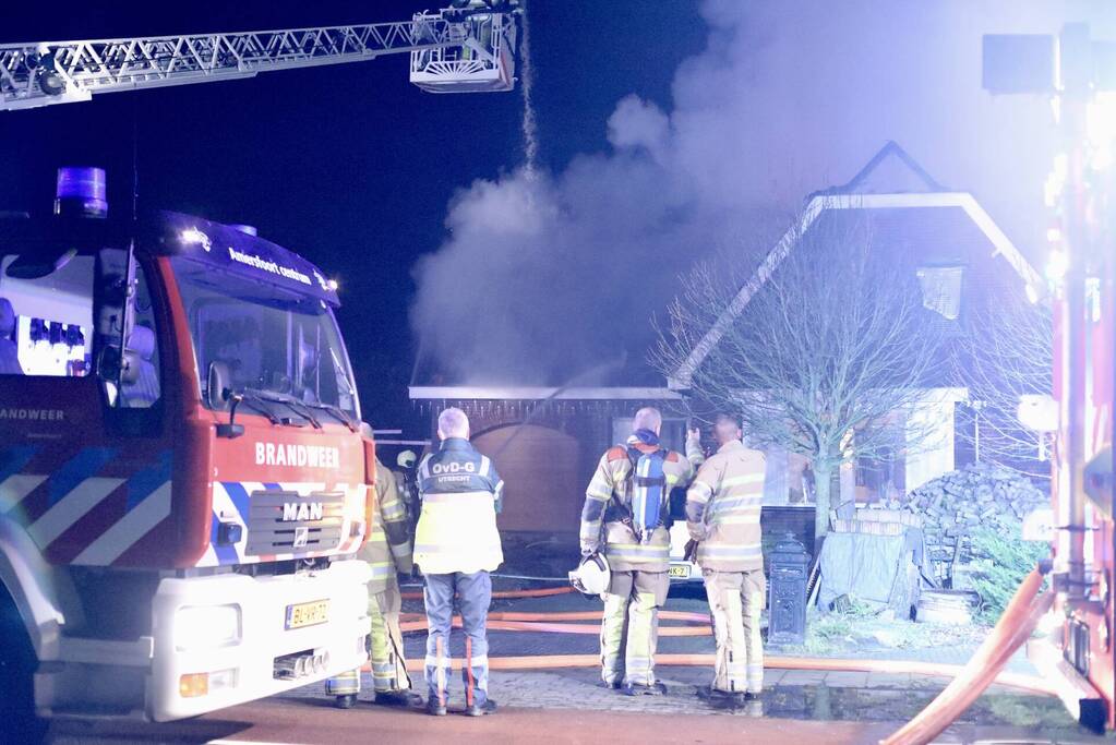 Flinke vlammen vanwege brand in dak van woning
