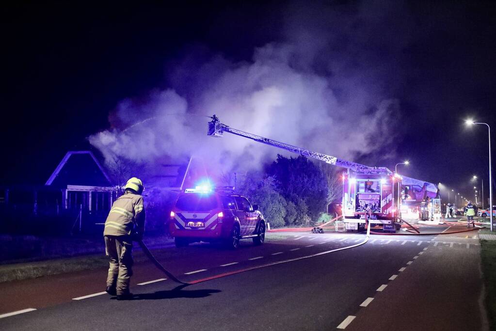 Flinke vlammen vanwege brand in dak van woning