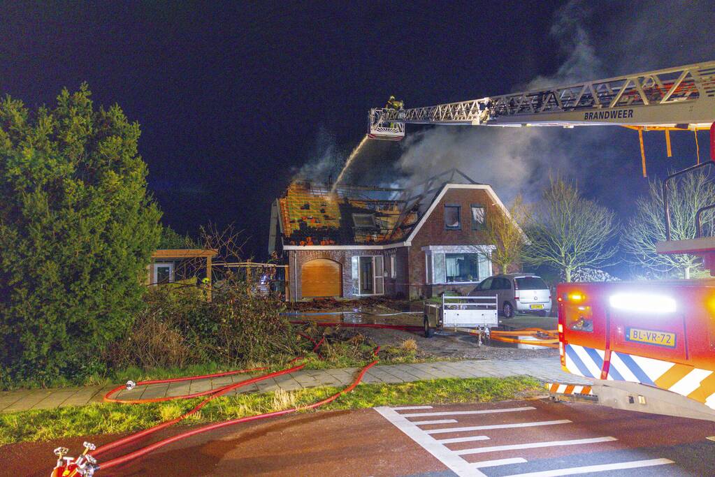 Flinke vlammen vanwege brand in dak van woning