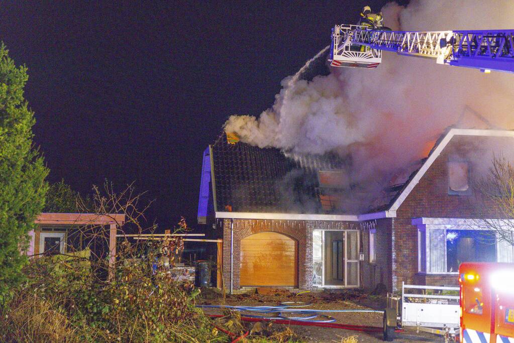 Flinke vlammen vanwege brand in dak van woning