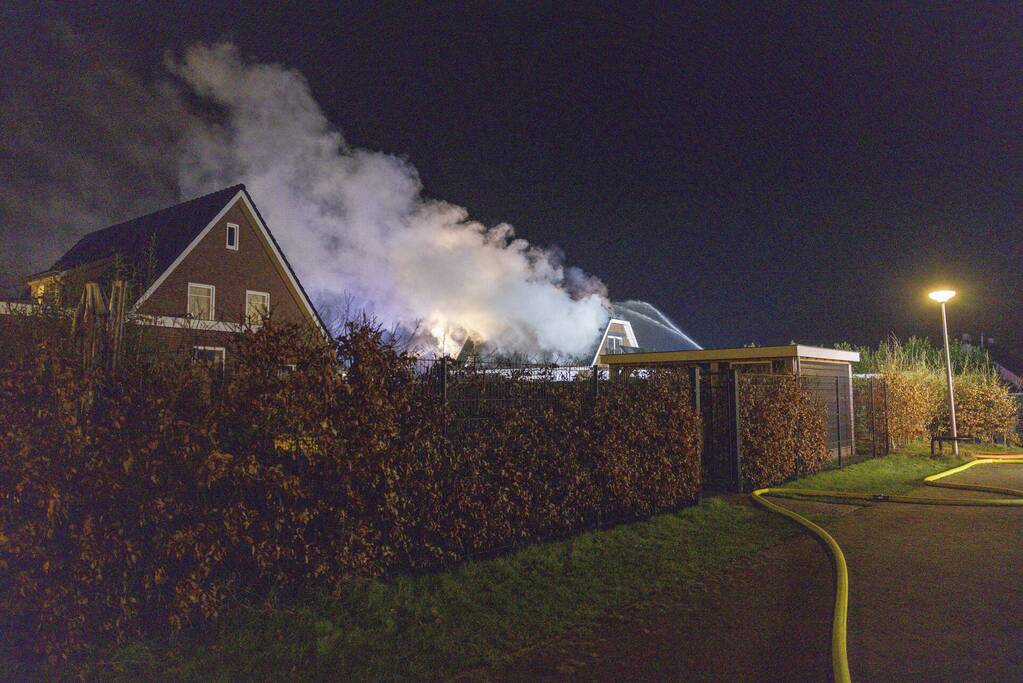 Flinke vlammen vanwege brand in dak van woning
