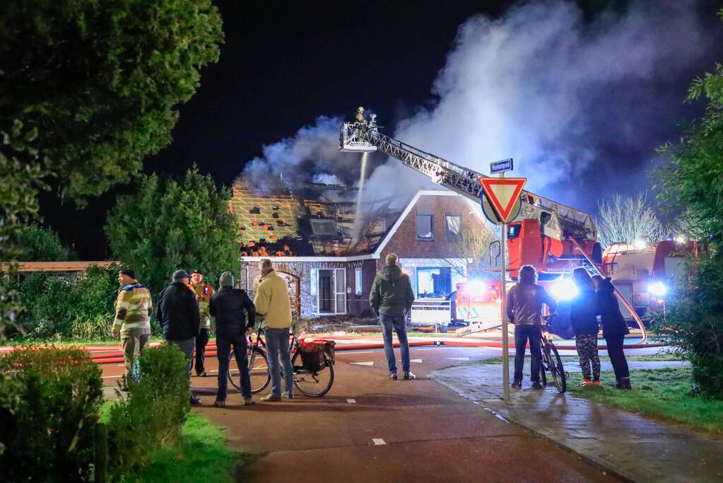 Flinke vlammen vanwege brand in dak van woning