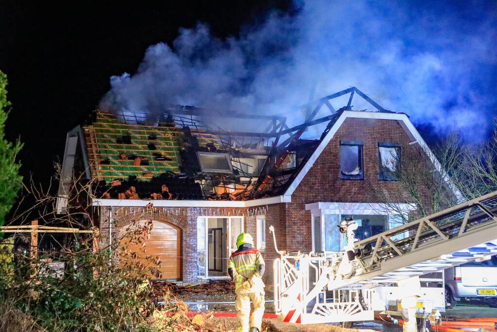 Flinke vlammen vanwege brand in dak van woning