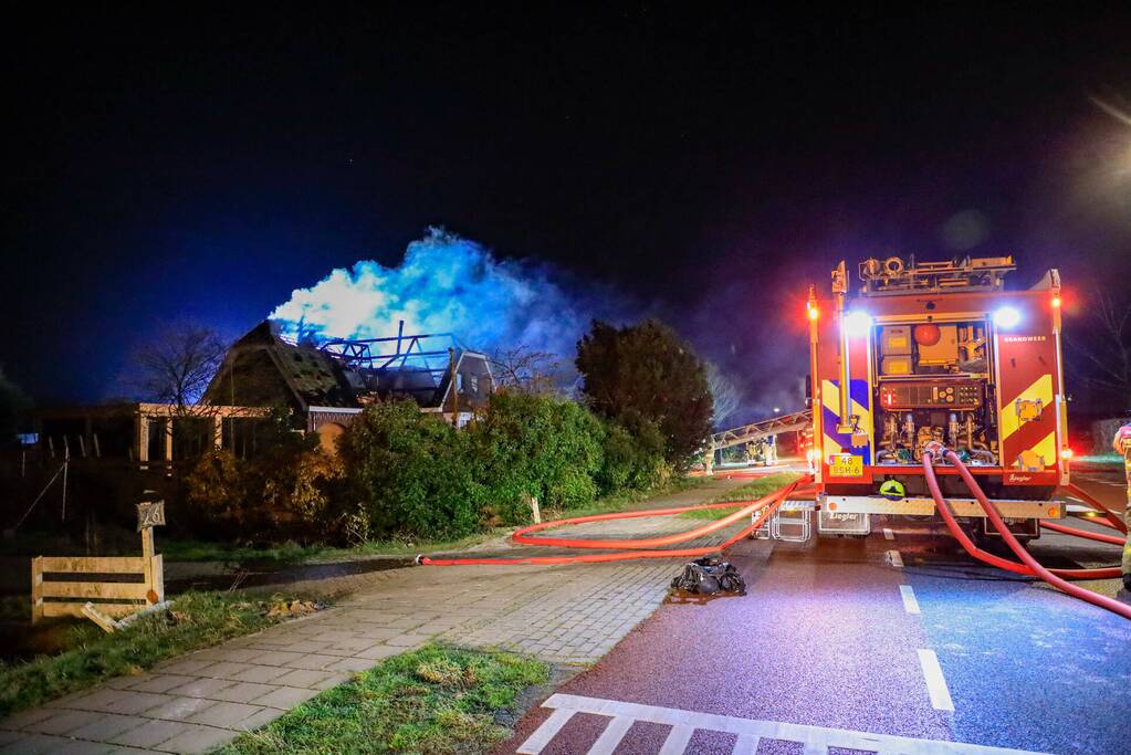 Flinke vlammen vanwege brand in dak van woning
