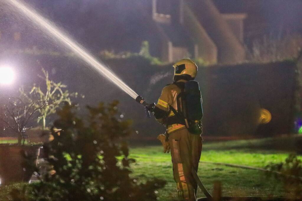 Flinke vlammen vanwege brand in dak van woning