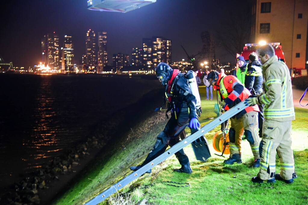 Zoekactie nadat scooter in waterkant wordt aangetroffen