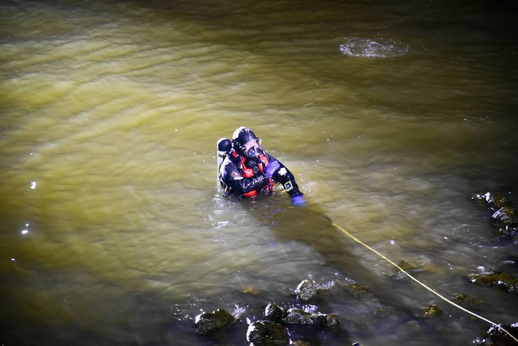 Zoekactie nadat scooter in waterkant wordt aangetroffen