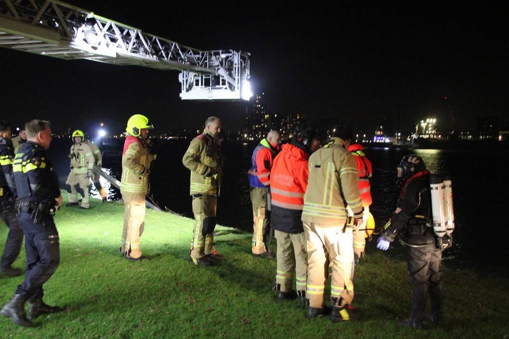 Zoekactie nadat scooter in waterkant wordt aangetroffen
