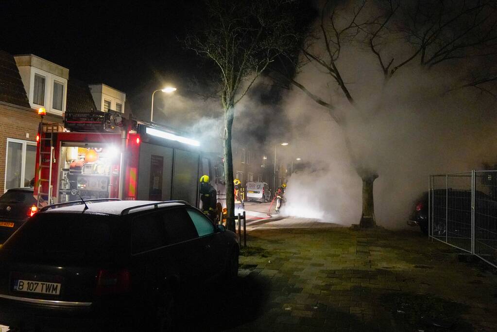 Veel rook bij brand in geparkeerde auto