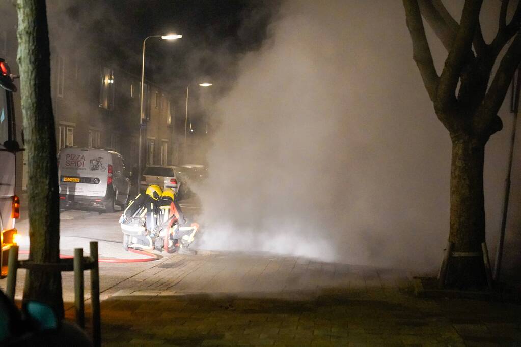 Veel rook bij brand in geparkeerde auto